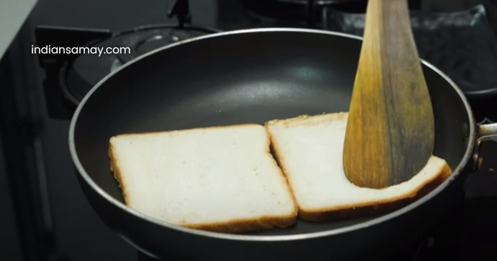 ब्रेड स्लाइस को सेके 